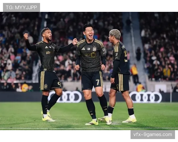 镜头记录:孙兴慜进球后冲向场边与主帅波斯特科格鲁激情拥抱